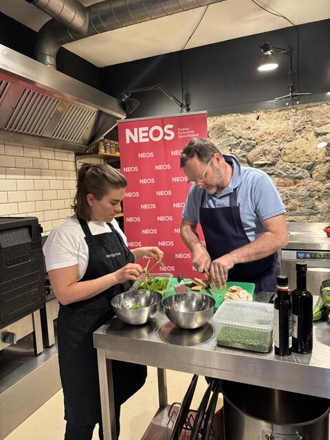Gemeinsam kochten Julia Seidl und Sepp Schellhorn ein gesundes Abendessen für die Kinder. | Foto: NEOS