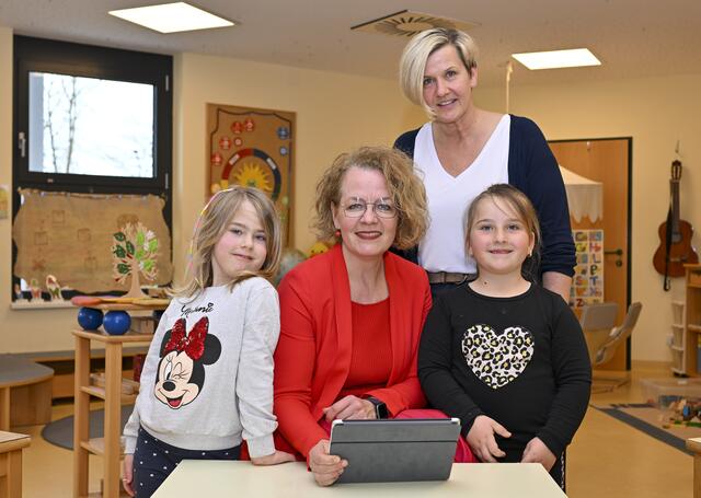 Foto (v.l.n.r.): Lea-Marie, Landesrätin Christiane Teschl-Hofmeister, Kindergartenleiterin Margot Zimmermann und Sofia | Foto: NLK Filzwieser