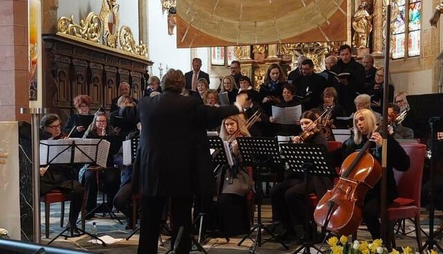 Unter der Gesamtleitung von Franz Josef Isak gestalteten der Kirchenchor St. Magdalena, Solisten und Orchester die Festmesse.  | Foto: Pfarre St. Magdalena