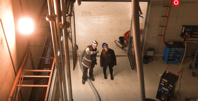 Bei einer exklusiven Führung zeigte Florian Seidl (Verbund AG) die trockengelegten Bereiche der Turbine. | Foto: Andreas Pölzl/RMW