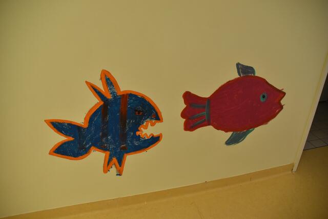Zwei Geschwister-Fische, die sich gerade streiten, wurde von den Kindern aufgemalt. | Foto: Karl Pufler/RMW
