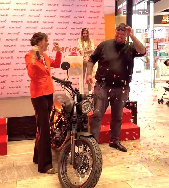 Gratulation an Thomas, der sich über den Hauptgewinn, ein Brixton Cromwell 125 Motorrad in Kooperation mit Motoloft Krems, freuen durfte. 