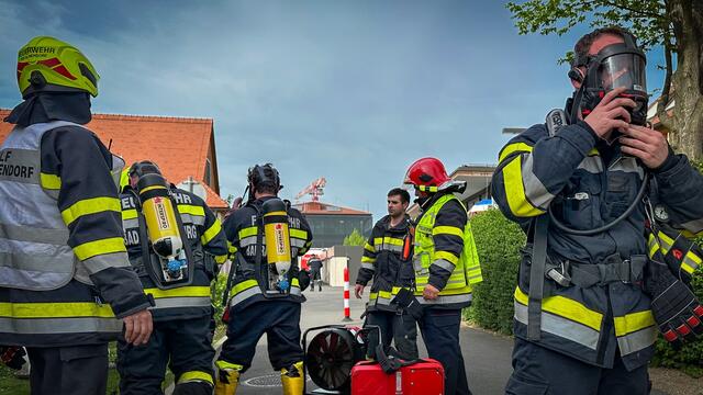 50 Einsatzkräfte von sieben Feuerwehren waren im Bad Radkersburg bei einem Chlorunfall im Einsatz. | Foto: LFV Steiermark/Karner