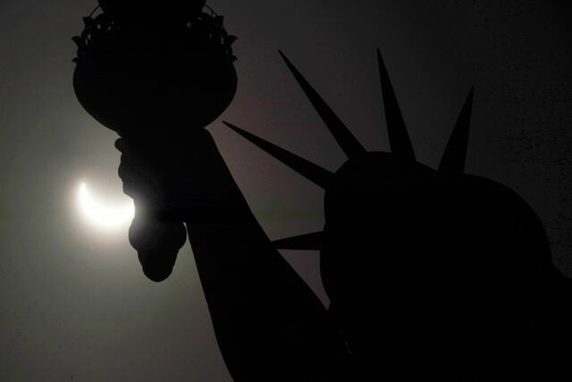 Die totale Sonnenfinsternis in Nordamerika zog am Montag Millionen Menschen in Mexiko, den USA und Kanada in den Bann.  | Foto: TIMOTHY A. CLARY / AFP / picturedesk.com 