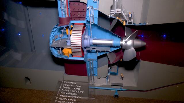 Wie eine Kaplan-Turbine aussieht, zeigt dieses Schaumodell im Besucherbereich des Kraftwerks. | Foto: Andreas Pölzl/RMW