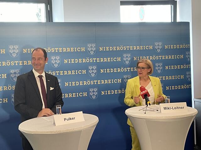 Gastro- und Tourismus Spartenobmann Mario Pulker und Landeshauptfrau Johanna Mikl-Leitner. | Foto: Philipp Belschner/MeinBezirk.at