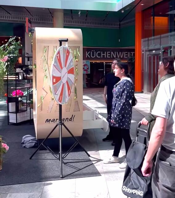 Besucher:innen versuchten sichbam Glücksrad und freuten sich über tolle Gewinne. 