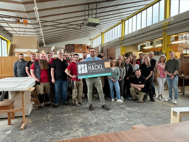 Am 4. April wurde den Mitarbeitern der Tischlerei Hackl der neue Look bei einem Firmen-Event präsentiert.