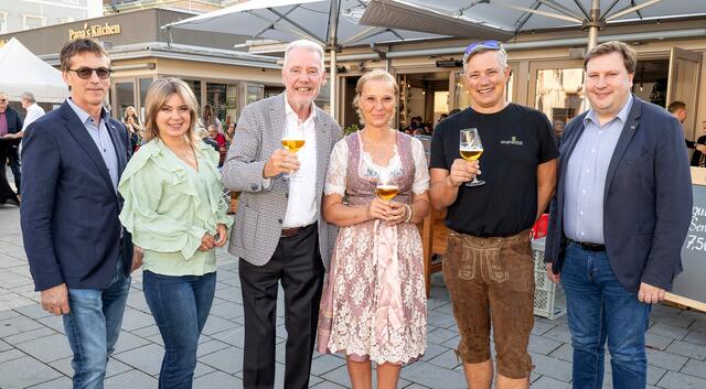 Siegl's am Markt: Gemeinderat Franz Hatvan, Gemeinderätin Sabine Gremel, Bürgermeister Klaus Schneeberger, Simone und Martin Pichler sowie Gemeinderat Christian Filipp bei der Eröffnung. | Foto: Stadt Wiener Neustadt/Weller