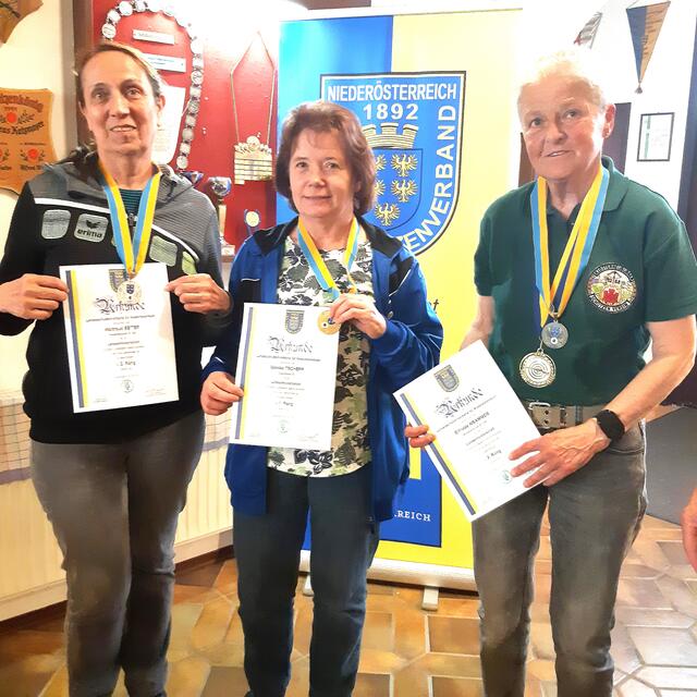 Die zweitplatzierte Waltraud Seiter, die Siegerin Monika Tschepp vom Rabensteiner SG und die drittplatzierte Elfriede Krammer. | Foto: Schützenverein 1288