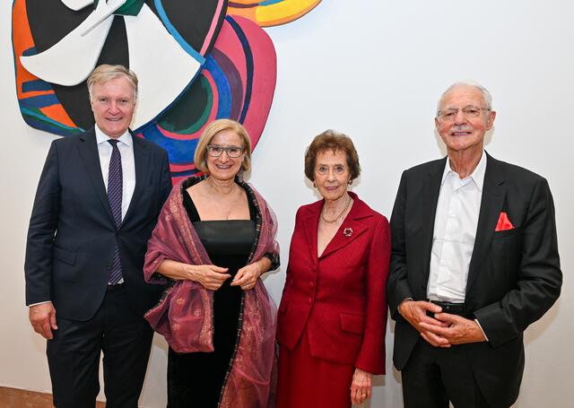 Albertina-Generaldirektor Klaus Albrecht Schröder und Landeshauptfrau Johanna Mikl-Leitner mit Agnes und Karlheinz Essl  | Foto: NLK Filzwieser