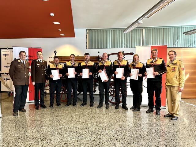 Schulleiter Georg Waldhart, Landesfeuerwehrinspektor Rene Staudacher, Bernhard Geisler, Andreas Schroll, Darko Omerbasic, Leonhard Schwaiger, Johann Hörfarter, Viktoria Luxner, Stefan Bründlinger, Bewerbsleister Klaus Lugstein (v. li.). | Foto: LFV Tirol/Wegscheider