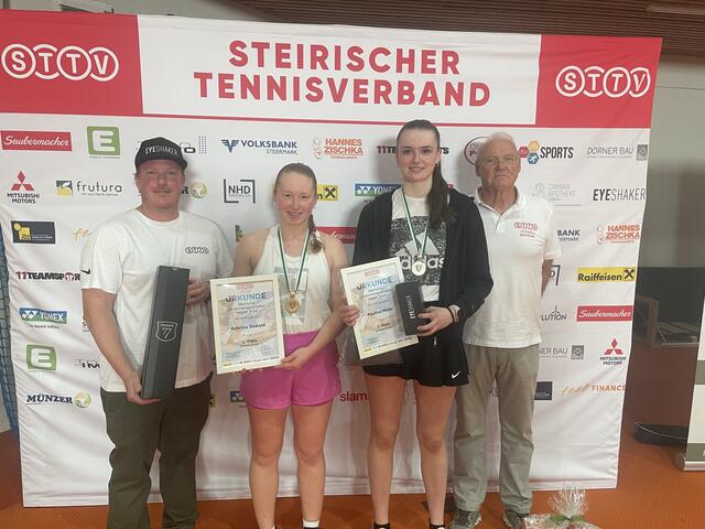 Turnierleiter Stefan Schreiner, Landesmeisterin Sabrina Oswald, Vizemeisterin Paulina Maier und Oberschiedsrichter Heinz Bergner bei den Landesmeisterschaften in Leibnitz.  | Foto: STTV
