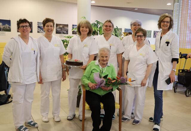 Das Pflegepersonal mit Frau Massimo bei ihrer Geburtstagsfeier im Wohn- und Pflegeheim Lienz. | Foto: Lea Mayr 