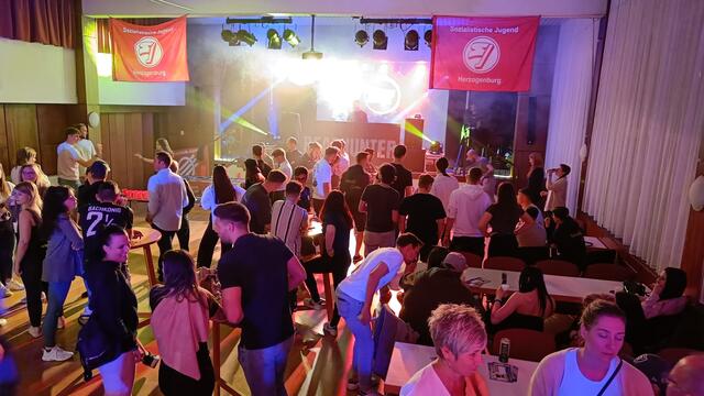 Volles Haus beim Beat Club im Volksheim Herzogenburg. | Foto: SJ