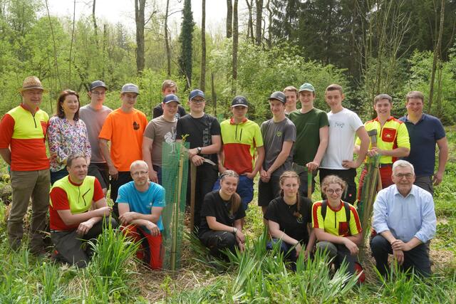Der Forstwirtschaftslehrer der LFS Klessheim Johann Höllbacher (stehend links), der Landtechnik- und Forstwirtschaftslehrer der LFS Kleßheim Stefan Widmayr (erste Reihe links) und Landesrat Josef Schwaiger (rechts) mit den Schülerinnen und Schülern in der St. Georgener Au. | Foto: Emanuel Hasenauer 