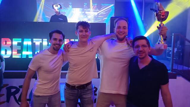 Der 1. Platz beim Beerpong-Turnier ging an Florian Hameder und Sebastian Altmann. GR Marco Simon (1.v.l.) und Vizebgm. Richard Waringer (1.v.r.) gratulierten herzlich. | Foto: SJ