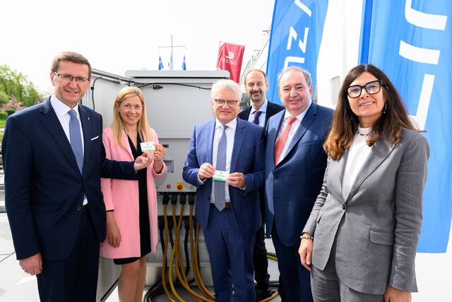 Landesrat Markus Achleitner (ÖVP), Stadträtin Doris Lang-Mayerhofer (ÖVP), Bürgermeister Klaus Luger (SPÖ), Linz AG-Generaldirektor Erich Haider und Schifffahrtsunternehmerin Birgit Brandner-Wallner an einer der ersten Landstrom-Ladestationen auf der Donaulände nahe dem Brucknerhaus. | Foto: Linz AG