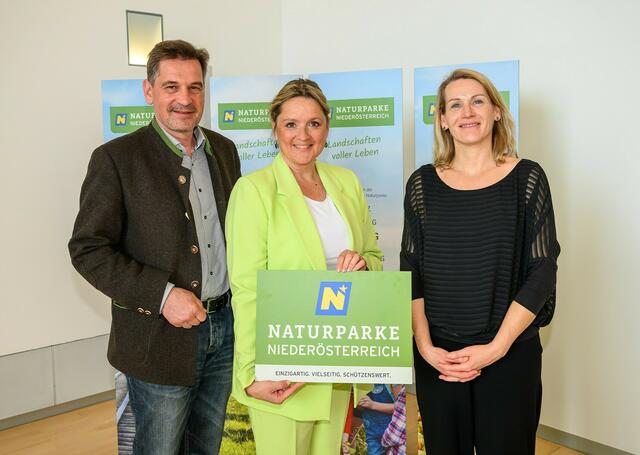 Obmann Bgm. Werner Krammer (Verein Naturparke NÖ), LR Susanne Rosenkranz, DI Sandra Klingelhöfer (Leiterin Ab-teilung Naturschutz Land NÖ | Foto: NLK Burchhart