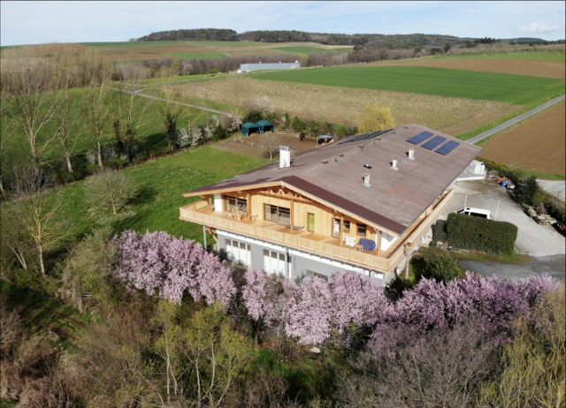 Aus einem leerstehenden Gebäude in Mariasdorf wurde ein idyllisches Landhaus im Tiroler-Stil mit Photovoltaik-Anlage. | Foto: Gernot Heigl