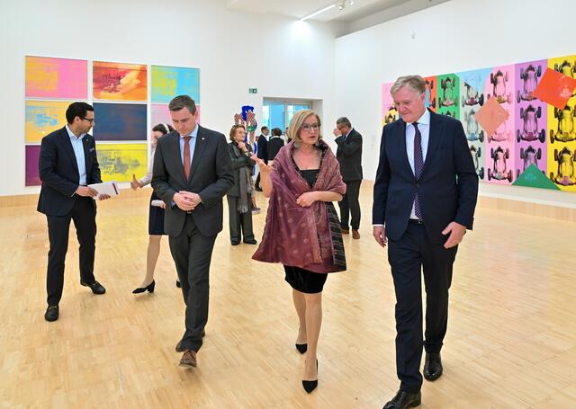 Albertina-Generaldirektor Klaus Albrecht Schröder, Landeshauptfrau Johanna Mikl-Leitner und der Klosterneuburger Bürgermeister Christoph Kaufmann beim Museumsrundgang anlässlich der Eröffnung | Foto: NLK Filzwieser