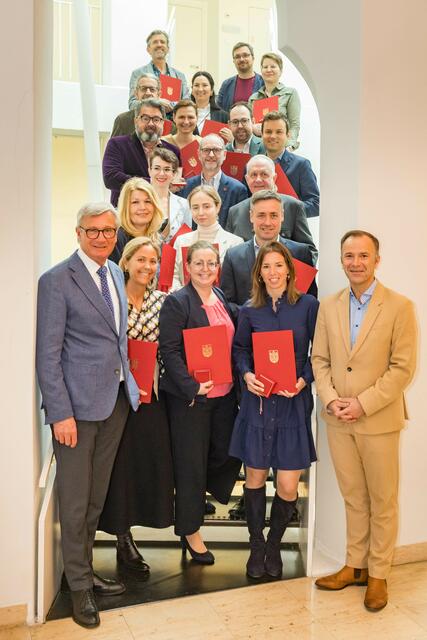Bürgermeister Harald Preuner (links) mit seinem Nachfolger Bernhard Auinger (rechts) und den 18 scheidenden Gemeinderätinnen und Gemeinderäten  | Foto: Stadt Salzburg