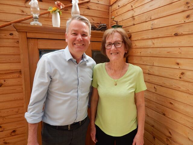 Erich Priewasser gratuliert Rosemarie Weinberger  | Foto: Gemeinde Höhnhart