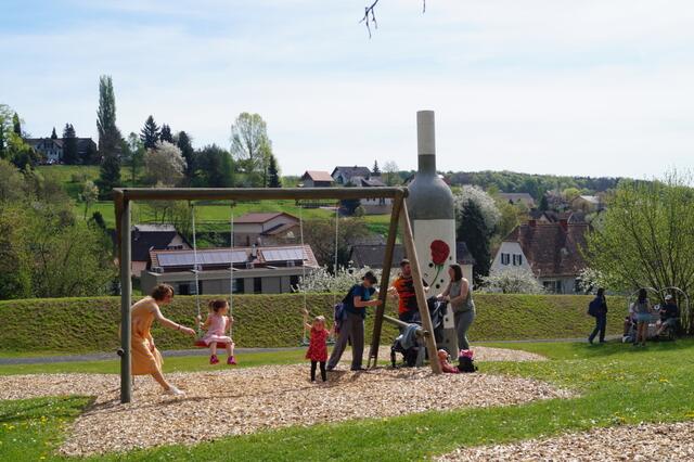 Neben der Schaukel findet man eine Flasche Klöcher Traminer, auf die man raufklettern kann.  | Foto: Marktgemeinde Klöch 