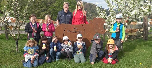 Gabriel  Seidl, Romana Baumgartner, Miriam Milovan, Valentina Winkler, Niklas Handlhofer, Jonah Bichler, Patricia Baumgartner (v.l.) 2. Reihe: Ellie Rupp, Lia Billensteiner, Karin Handlhofer, Claudia Fritz, Adrian Westermayr (v.l.) | Foto: VS St. Veit