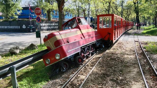 Eine Lokomotive der Liliputbahn im Wiener Prater ist am Sonntag entgleist. | Foto: Lilis Welt GmbH