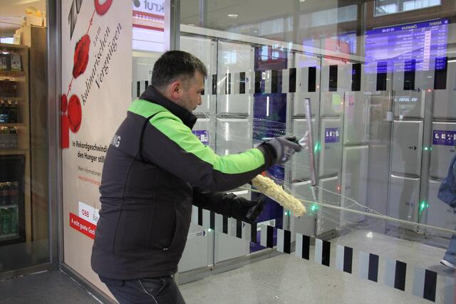 Intensive Reinigungsarbeiten an Bahnhöfen. | Foto: ÖBB