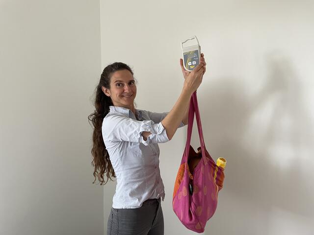 Antonia Schuster beim Wiegen des Babys.