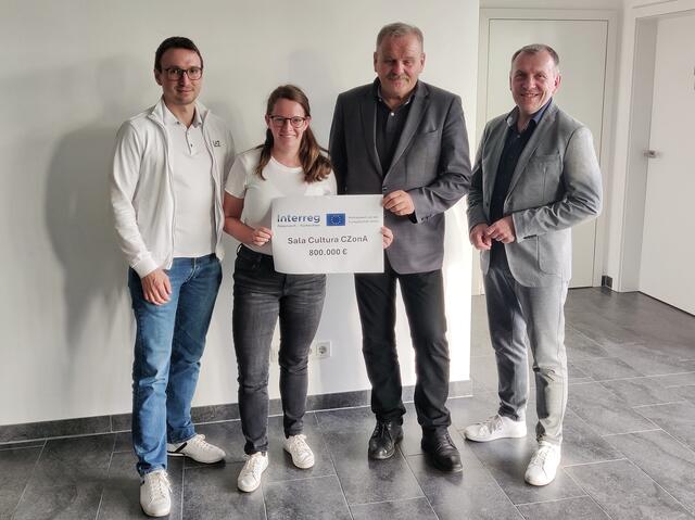 Dobersbergs Bürgermeister Lambert Handl (Dobersberg), Projektmanagerin Christina Hirsch, Obmann Eduard Köck und Waidhofens Bürgermeister Josef Ramharter (v.l.) | Foto: ZRT