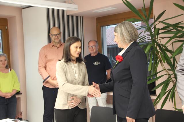 Die Bezirkshauptfrau Monika Vogl lobt die Bürgermeisterin Barbara Schweitl (Puch bei Hallein) an. Beide Frauen sind die ersten Frauen in ihrem jeweiligen Amt im Bezirk Hallein (Tennengau/Salzburg). | Foto: Martin Schöndorfer, 2024