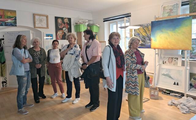 Christine Schneider, eine der Kunstschaffenden in Reutte, lädt im Rahmen der Tage der offenen Ateliers am 27. &amp; 28. April in ihr Atelier im Grabherrhaus. | Foto: Germann