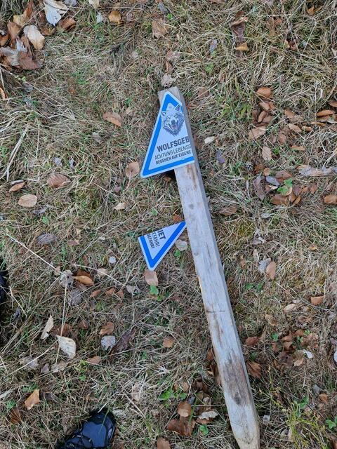 Die auf privatem Grundstück errichtete Wolfsgebiet-Warntafel wurde zerstört, der Pflock ausgerissen und zu Boden geworfen. | Foto: privat