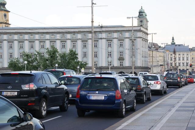 Mittlerweile pendeln rund 33.000 Linzer:innen zum Arbeiten in die Umlandgemeinden. | Foto: BRS/Archiv
