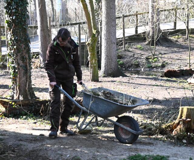 Pia sorgt für ein sauberes Gehege. Lehrling