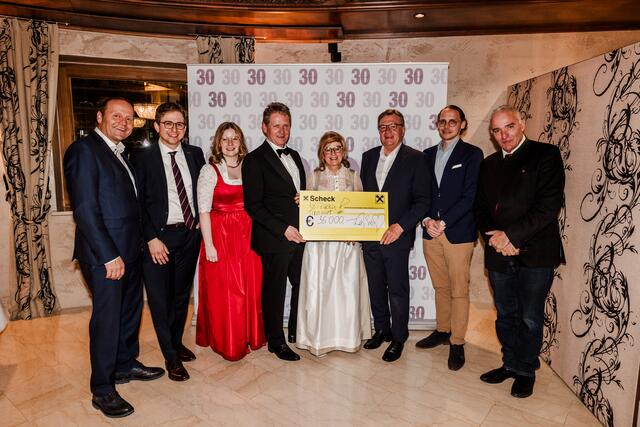 Josef Geisler, Fabian Lampert, Vanessa Lampert, Günter Lampert, Bianca Lampert, LH a.D. Günther Platter, RA Jakob Grüner und Bgm. Klaus Manzl (v.l.). | Foto: Kaiserhof