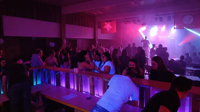 Die Gemeinderäte Dominik Stefan und Patrick Reinisch  waren hinter der Bar im Einsatz.  | Foto: SJ