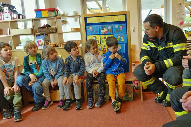 Die Feuerwehr besuchte den Atzbacher Kindergarten.  | Foto: FF Atzbach