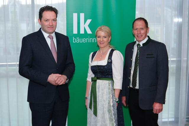 Bundesminister Norbert Totschnig, Bundesbäuerin Irene Neumann-Hartberger und Josef Moosbrugger, Präsident der Landwirtschaftskammer Österreich genossen den regen Austausch in Villach. | Foto: Stefan Reichmann/APA für die ARGE Bäuerinnen