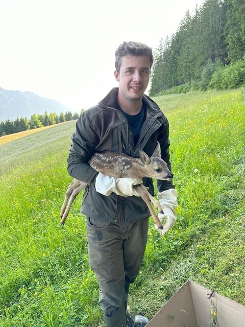 Am Kolsassberg wird die Rehkitzrettung mit der Drohne von Jagdschutzorgan Daniel Parger und Jagdpächter Hubert Haim angeboten und organisiert. | Foto: Privat