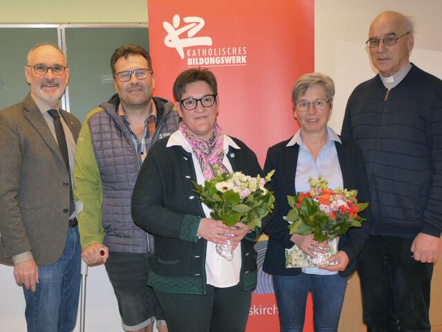 Im Bild (v.l.): Andreas Gutenthaler, Hans-Jürgen Schiefer, Elisabeth Aigner, Maria Aigner, Mag. Peter Schwaiger | Foto: Katholisches Bildungswerk Salzburg