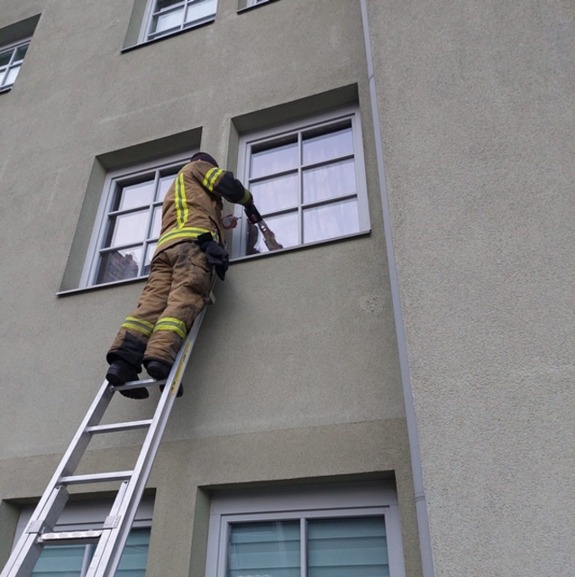 Am 11. Jänner gegen 8:00 Uhr wurde die Feuerwehr Telfs aufgrund einer eingeschlossenen Person alarmiert. Zur Personenrettung wurde ein Fenster aufgebohrt. | Foto: FF Telfs