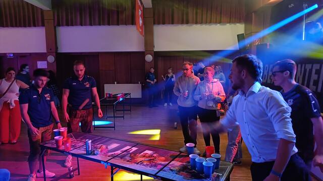 Kevin Kraus (2.v.r.) visierte sein Ziel an. Teamkollege Tobias Leithner blickt ihm dabei über die Schulter. | Foto: SJ