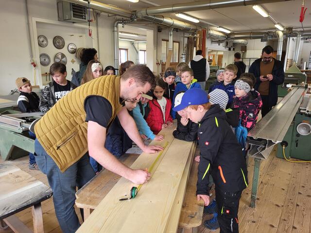 Die Schüler der Volksschule Freinberg beim Lokalaugenschein. | Foto: Arge sHoiz