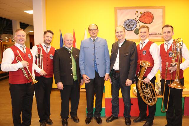 Bürgermeister David Rumpf (Mitte), Bürgermeister a.D. Wolfgang Neubauer (l.) und Vizebürgermeister Wolfgang Platzer bei der feierlichen Angelobung mit musikalischem Rahmen.  | Foto: Marktgemeinde Sankt Georgen/Karl Pirsch