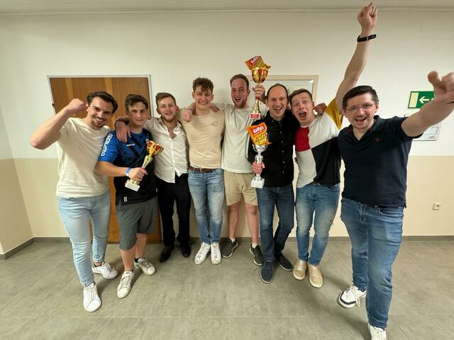 Die Siegerteams feiern! Turnier-Organisator Marco Simon, Tobias Leithner &amp; Kevin Kraus (2. Platz), Florian Hameder &amp; Sebastian Altmann (1. Platz), GR Tontcho Nikov &amp; Julian Hameder (3. Platz), Vizebgm. Richard Waringer. | Foto: SJ