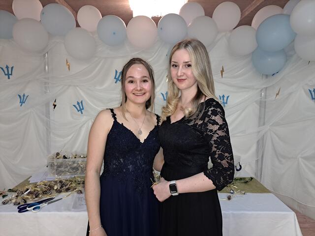Als diesjährige Empfangsdamen im Einsatz: Lea Marie Wöran und Leni Freinschlag. | Foto: Stefanie Machtinger
